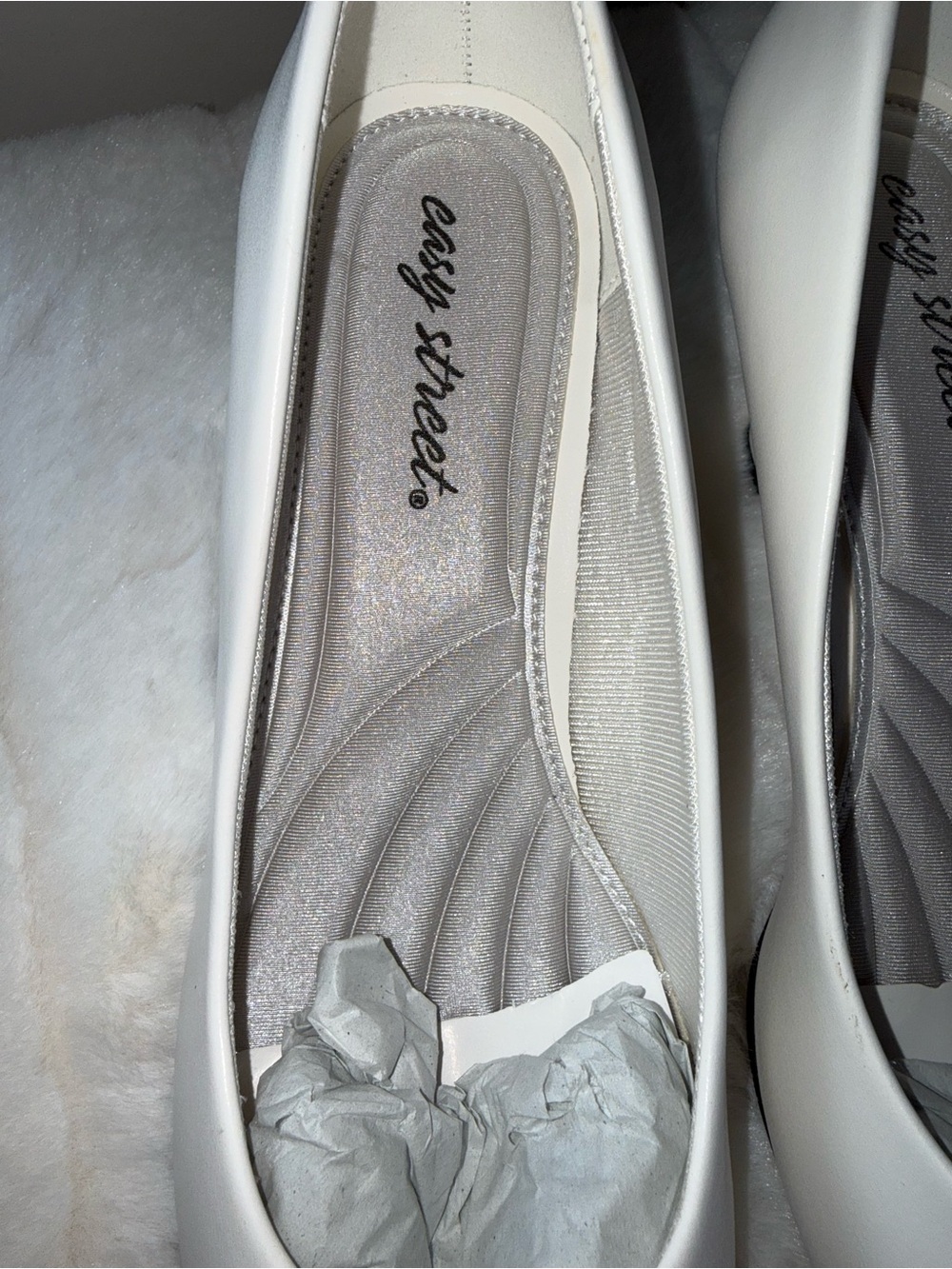 easy street White Smooth Round-Toe Pumps - Size 9W - Picture 4 of 8
